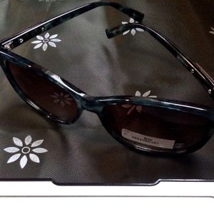Woman"s Foster Grant Green Sunglasses